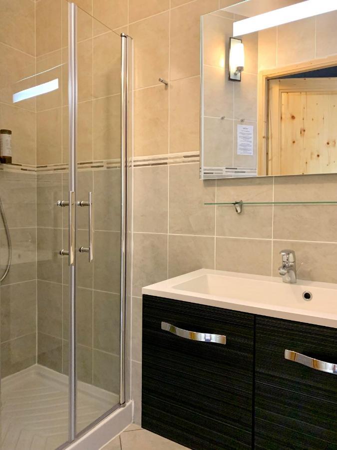 Hotel Lac Bleu 1650 Saint-Francois-Longchamp Bagian luar foto
