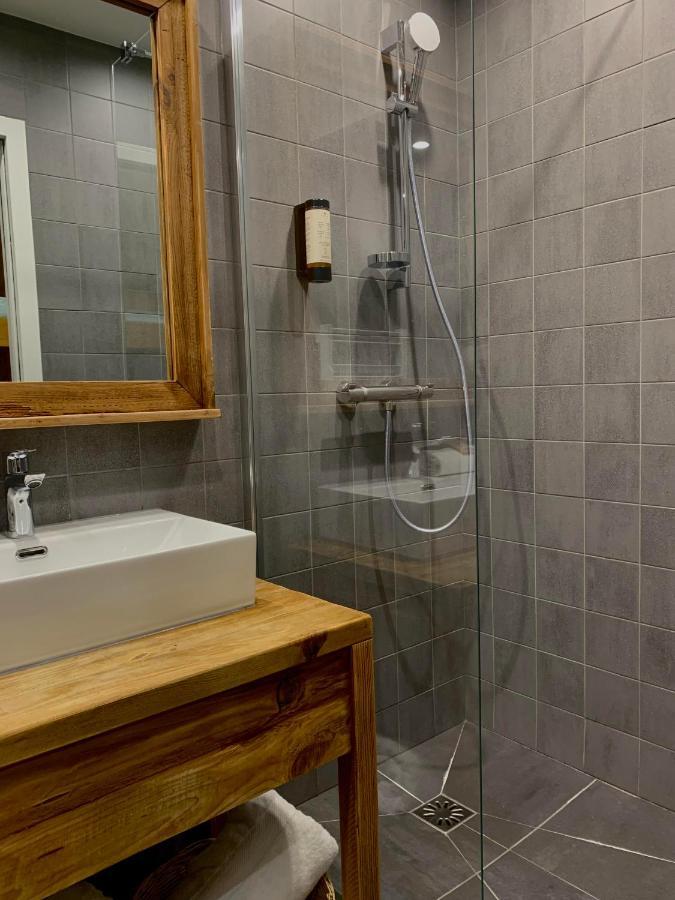 Hotel Lac Bleu 1650 Saint-Francois-Longchamp Bagian luar foto