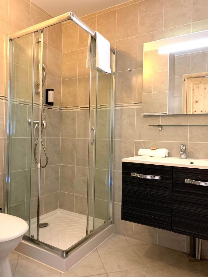 Hotel Lac Bleu 1650 Saint-Francois-Longchamp Bagian luar foto