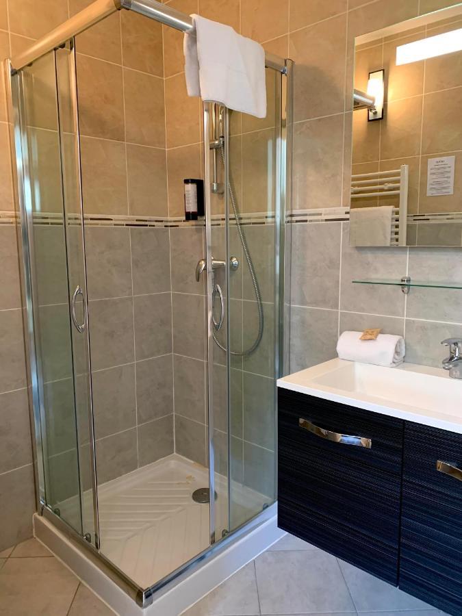 Hotel Lac Bleu 1650 Saint-Francois-Longchamp Bagian luar foto