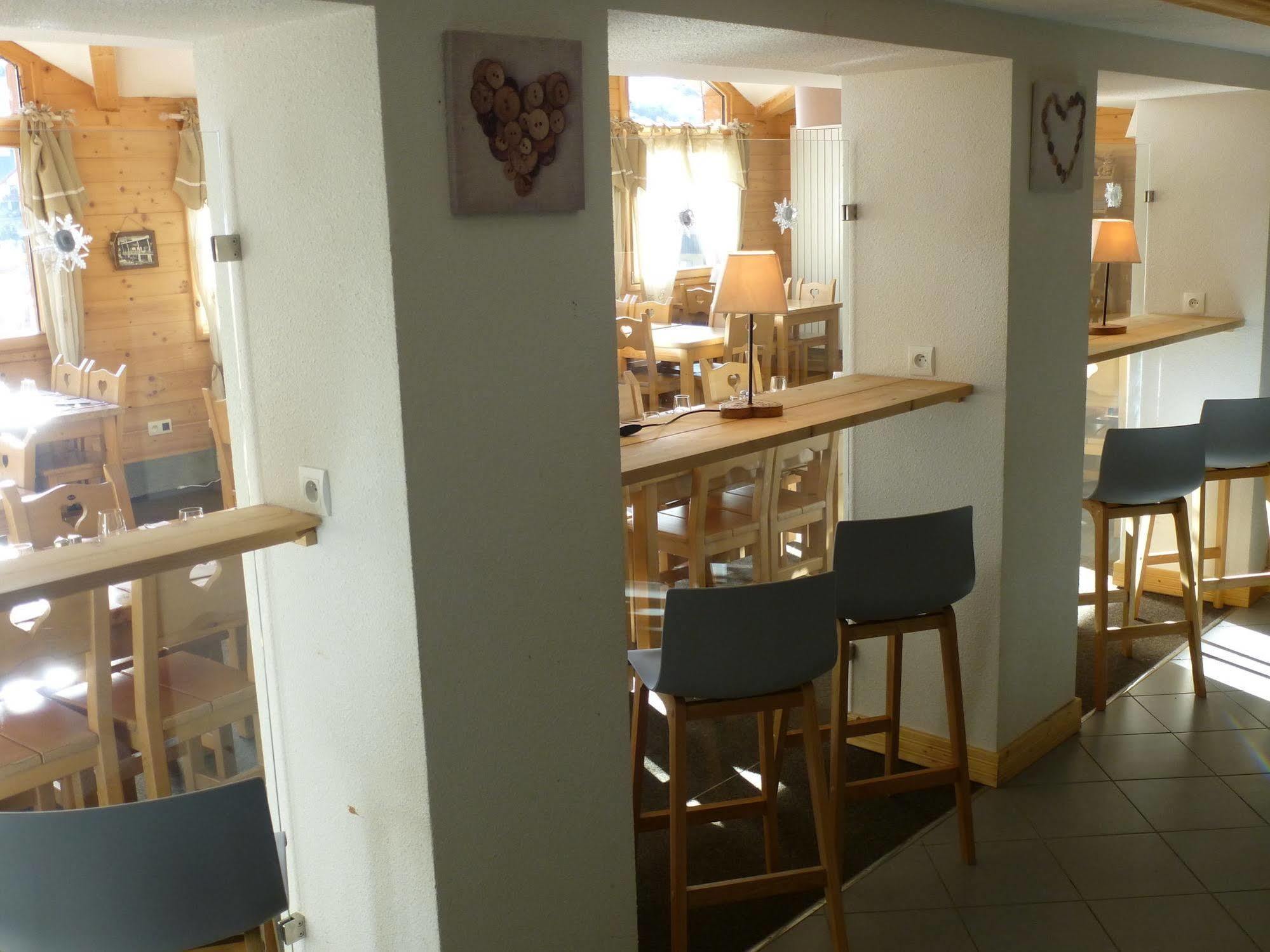 Hotel Lac Bleu 1650 Saint-Francois-Longchamp Bagian luar foto