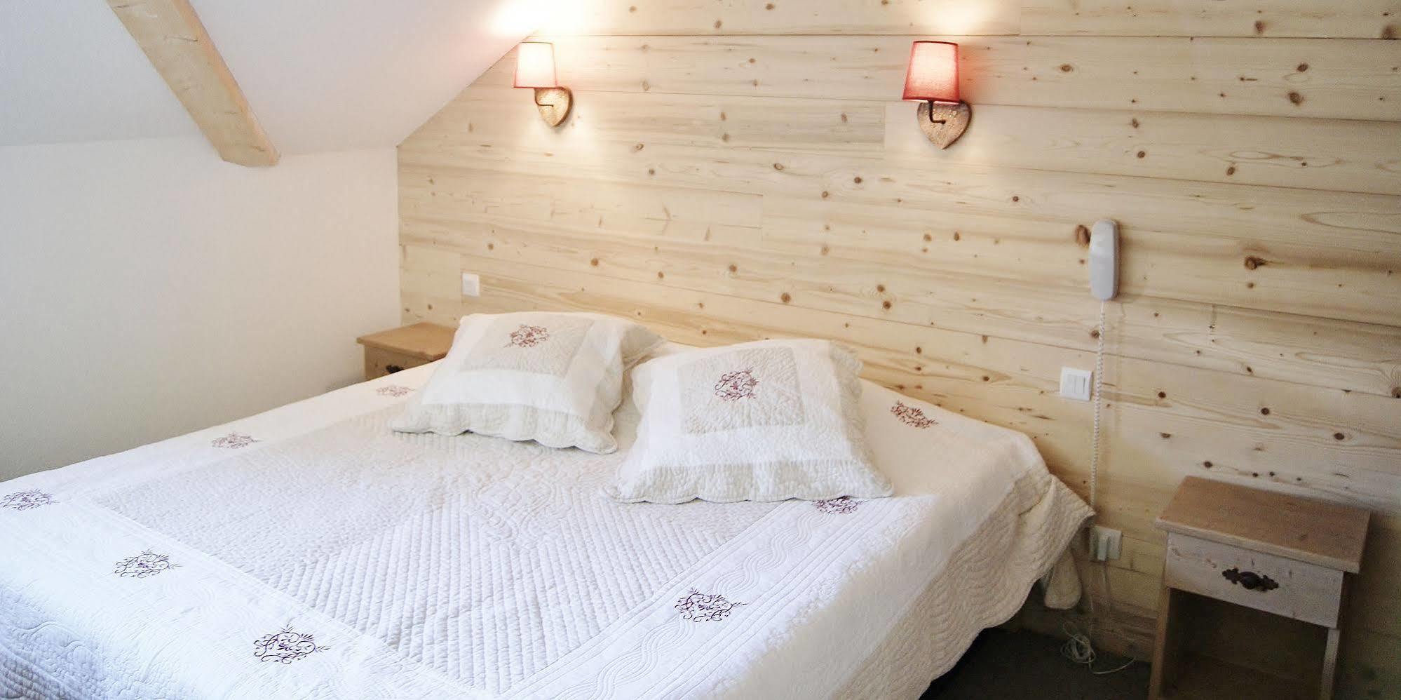 Hotel Lac Bleu 1650 Saint-Francois-Longchamp Bagian luar foto